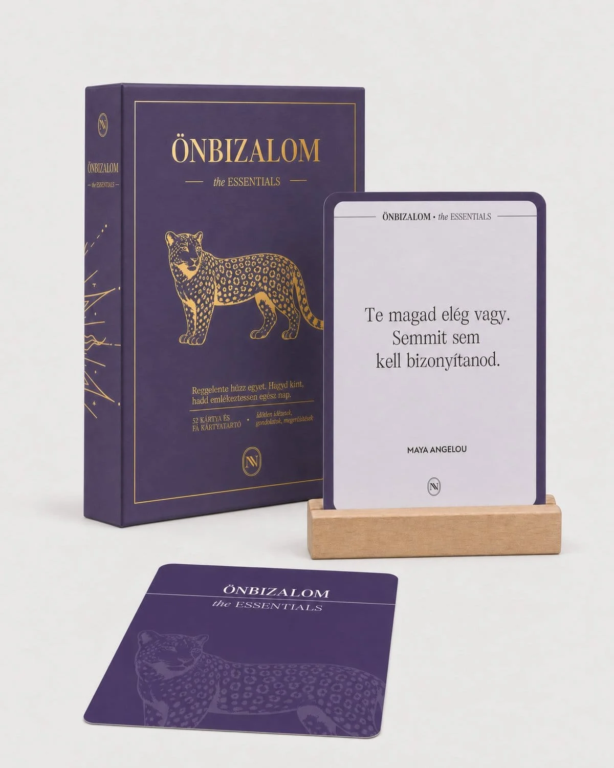 ÖNBIZALOM the ESSENTIALS megerősítő kártya fa tartóban, előtte a kártya leopárdos hátoldala